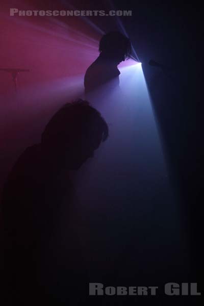 A PLACE TO BURY STRANGERS - 2009-11-19 - PARIS - La Maroquinerie - 